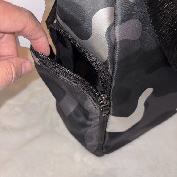 Time and Tru Women’s Nylon Camo Crossbody Bag Black & Silver NEW w Tags - Picture 5 of 13